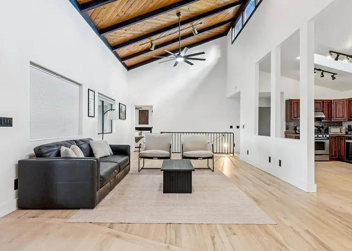 Rare Modern Family Getaway ~ 3 Acres & Game