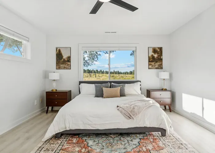 Rare Modern Family Getaway ~ 3 Acres & Game Holiday home
